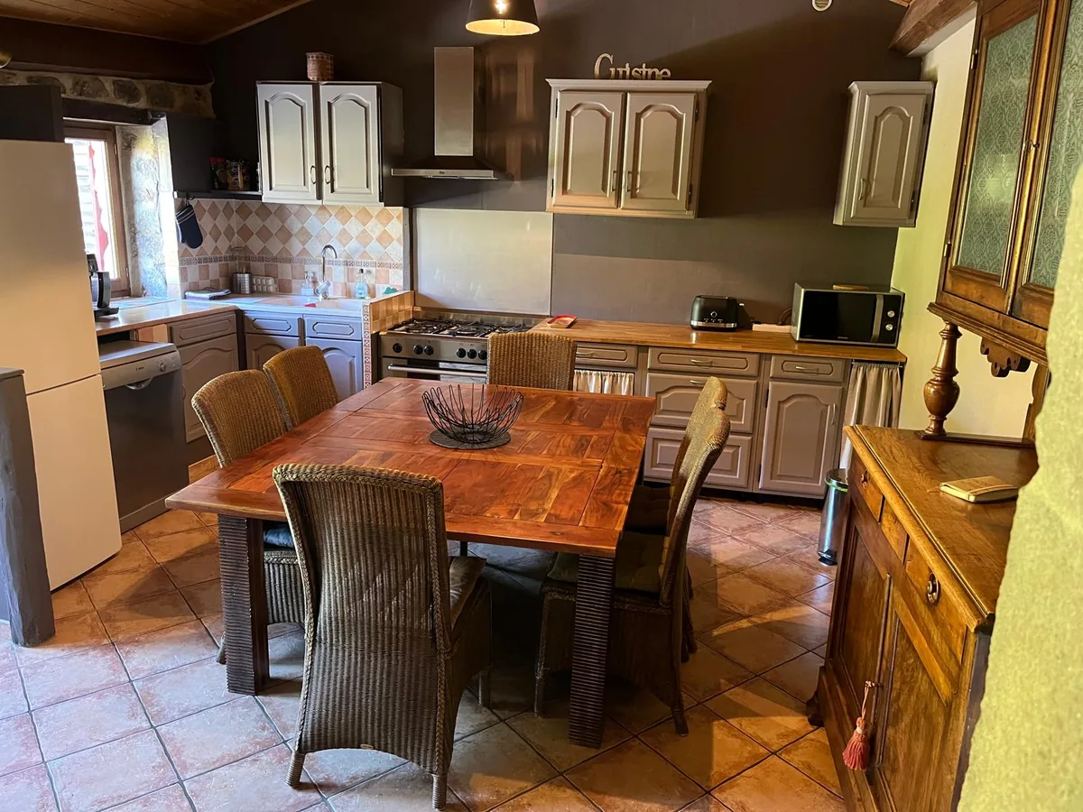 Cuisine équipée avec grande table en bois, gîte les Vérag en été