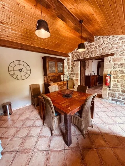 Salle à manger avec plafond en bois et murs en pierre, gîte les Vérag