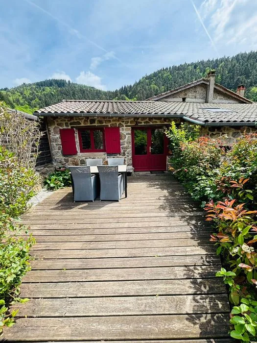 Terrasse et jardin du gîte les Vérag