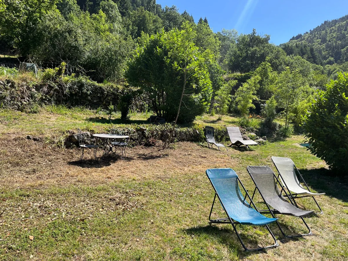 Transats dans le jardin face aux monts d'Ardèche, gîte les Vérag